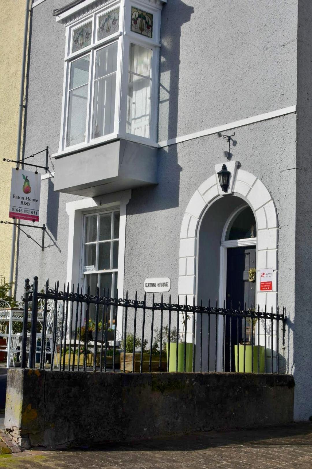 Eaton House Hotel Pembroke Buitenkant foto