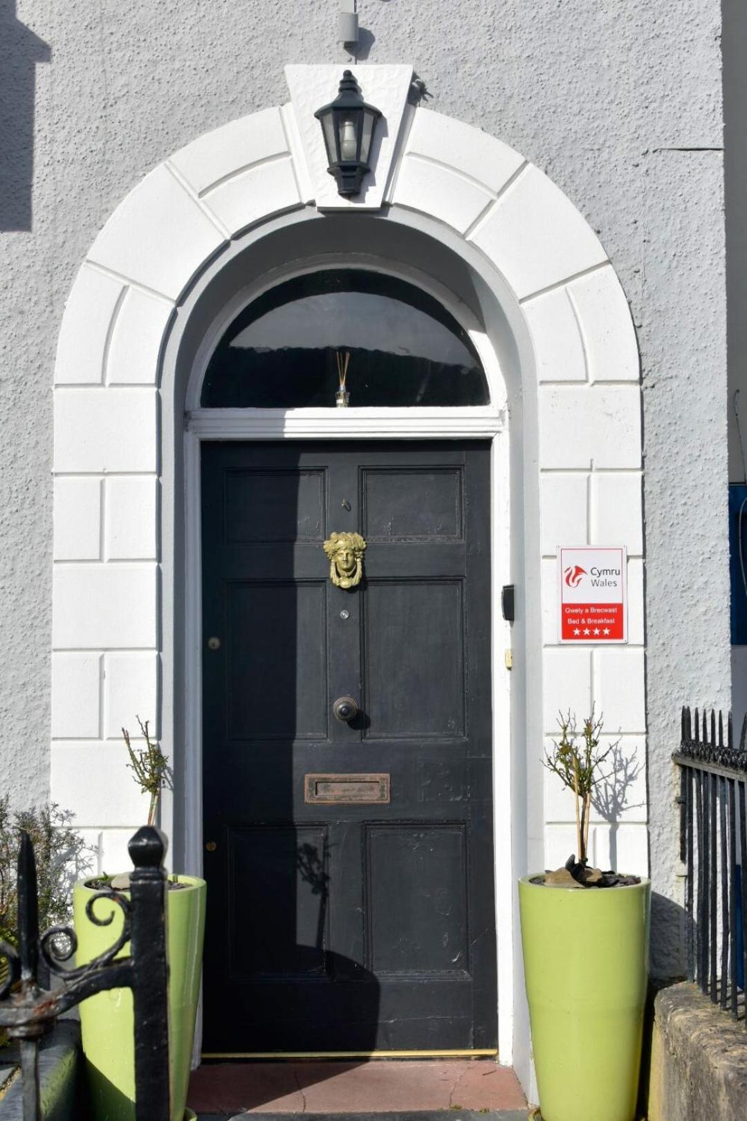 Eaton House Hotel Pembroke Buitenkant foto