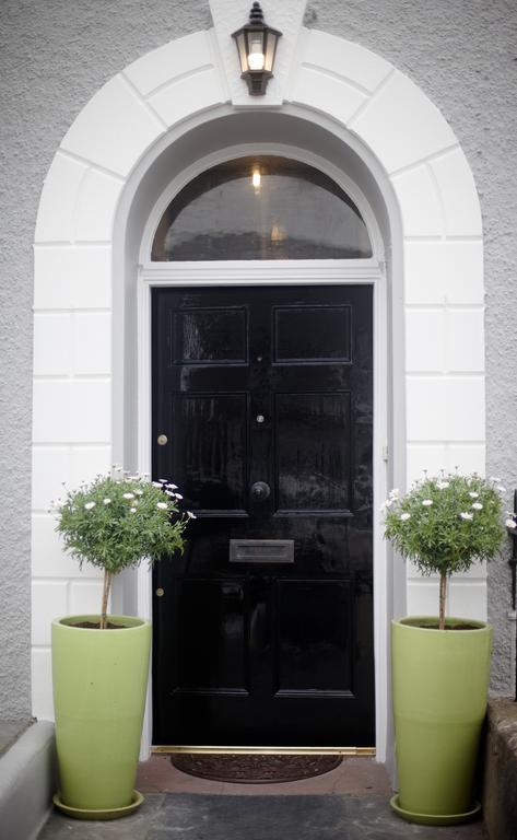 Eaton House Hotel Pembroke Buitenkant foto