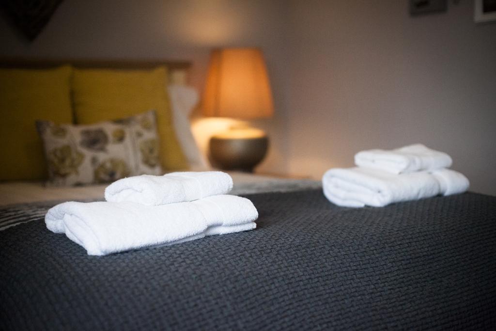 Eaton House Hotel Pembroke Buitenkant foto