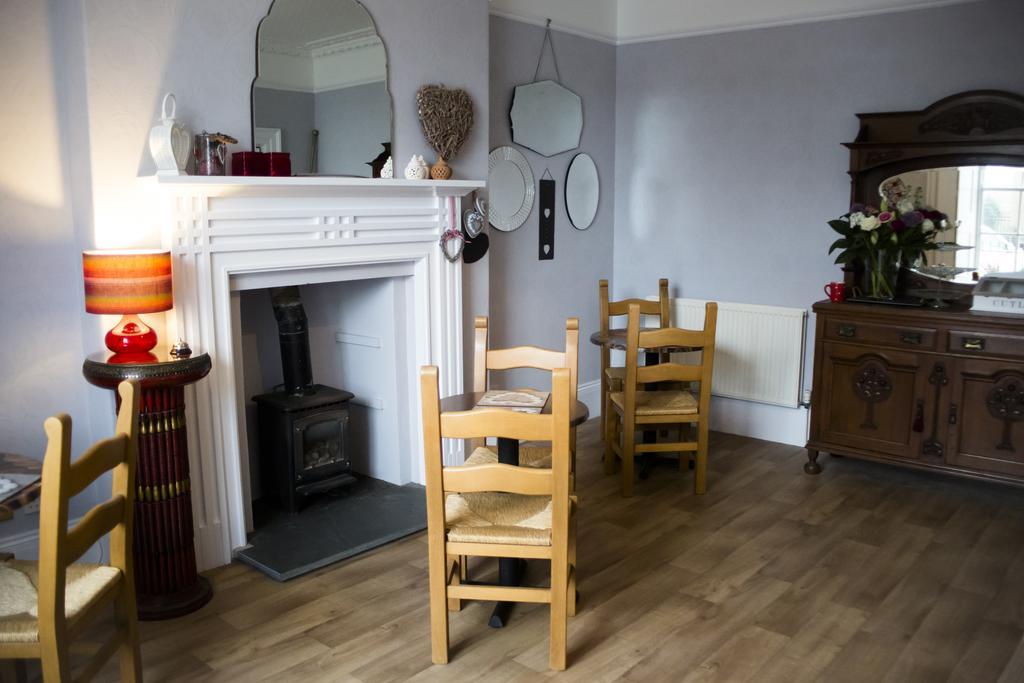 Eaton House Hotel Pembroke Buitenkant foto