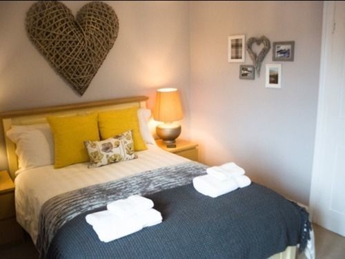 Eaton House Hotel Pembroke Buitenkant foto