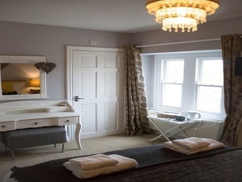 Eaton House Hotel Pembroke Buitenkant foto